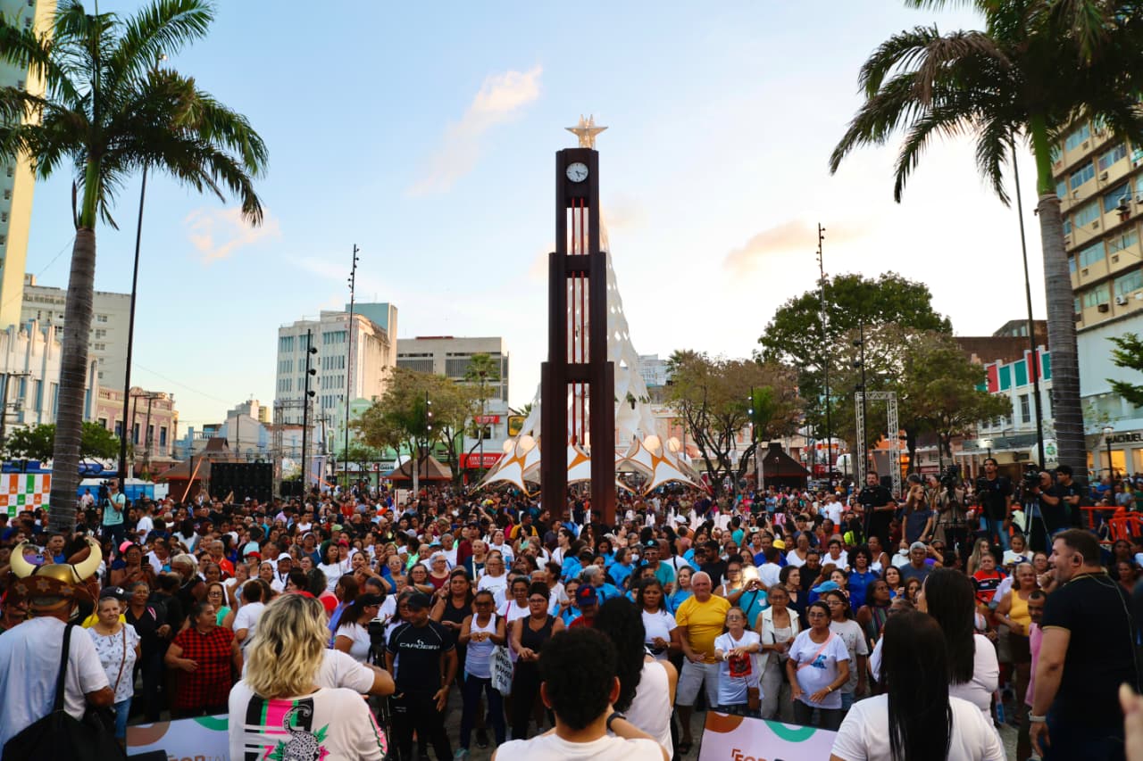 grupo de pessoas posa para a foto